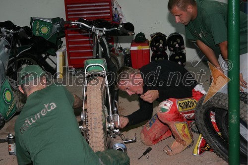 Matej Ferjan, Madžarska - Slovenija, z mehanikoma med popravilom motorja