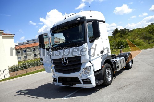 Karavana tovornih vozil Mercedes-benz je vse bližje