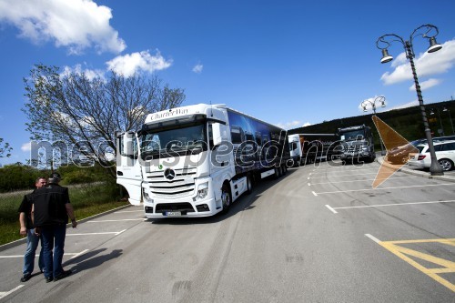 Karavana tovornih vozil Mercedes-benz je vse bližje