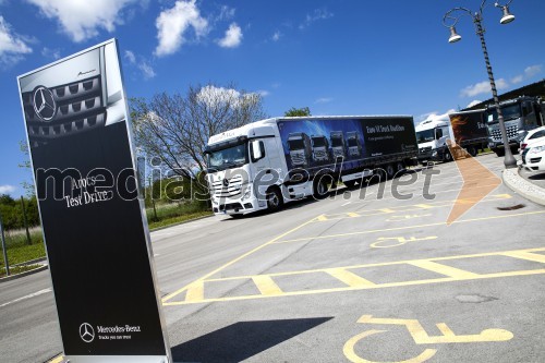 Karavana tovornih vozil Mercedes-benz je vse bližje