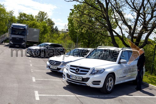 Karavana tovornih vozil Mercedes-benz je vse bližje