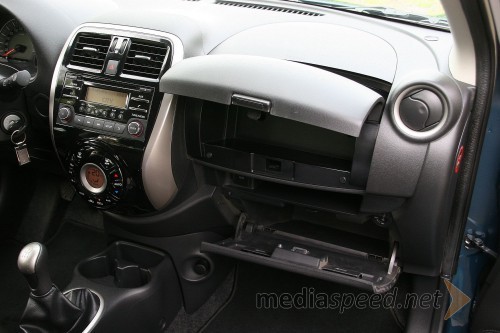 Nissan Micra 1.2 Accenta Look, dvojni predal pred sopotnikom