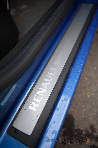 Renault Megane Grandtour GT Line dCi 130 Energy, označena usmerjenost vozila na pragu