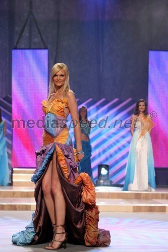 Meta Logar, druga spremljevalka miss Universe 2007 v obleki kratorke Rike Zadravec