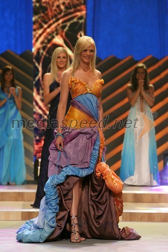 Meta Logar, druga spremljevalka miss Universe 2007 v obleki kratorke Rike Zadravec