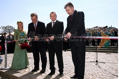 Majda Dreisiebner, Vinska kraljica Maribora, Milan Razdevšek, direktor Zavoda za turizem Maribor, Franc Kangler, mariborski župan in Andrej Verlič, mariborski podžupan