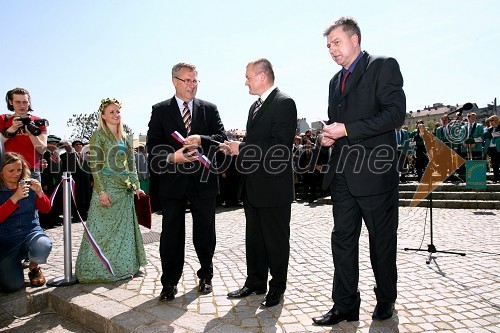 Majda Dreisiebner, Vinska kraljica Maribora, Milan Razdevšek, direktor Zavoda za turizem Maribor, Franc Kangler, mariborski župan in Andrej Verlič, mariborski podžupan