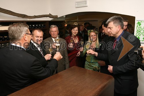 Milan Razdevšek, direktor Zavoda za turizem Maribor, Franc Kangler, mariborski župan, ..., Maja Benčina, Vinska kraljica Slovenije in Majda Dreisiebner, Vinska kraljica Maribora in Andrej Verlič, mariborski podžupan