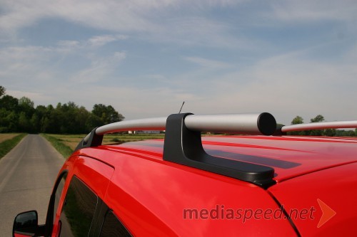 Fiat Qubo 1.3 Multijet 16V Trekking 95, atraktivni cevasti strešni nosilci v opremi Trekking