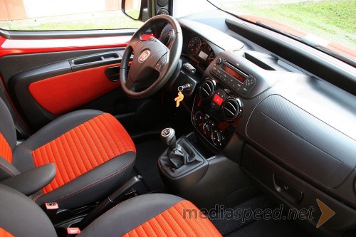 Fiat Qubo 1.3 Multijet 16V Trekking 95, prijetna dvobarvna rdeče-črna kombinacija