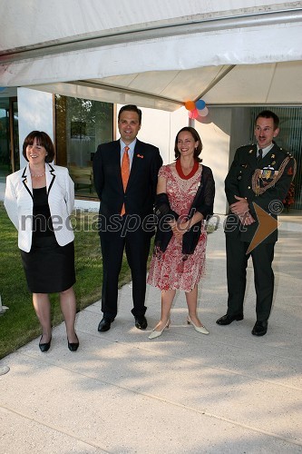 Therese Groffen, soproga nizozemskega veleposlanika, Tony Agotha, namestnik nizozemskega veleposlanika z ženo Saskio in Jochan Wagner, vojaški ataše v Haagu