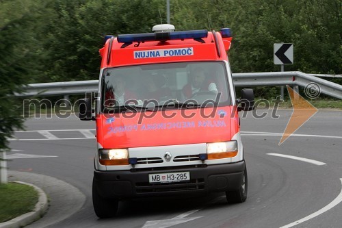 Rešilni avto na poti na pomoč