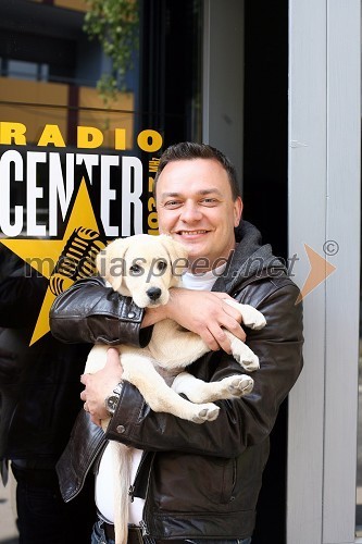 Sašo Papp, radijski moderator in psička labradorka
