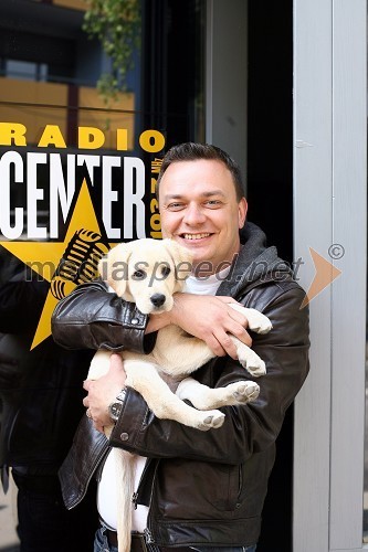 Sašo Papp, radijski moderator in psička labradorka