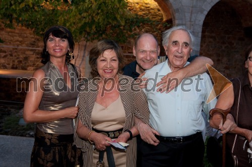 Javorka Križman, mama balerine Tijuane Križman, Nataša Dolenc, nekdanja radijska voditeljica, Miha Fras, fotograf in Jurij Gustinčič, novinar