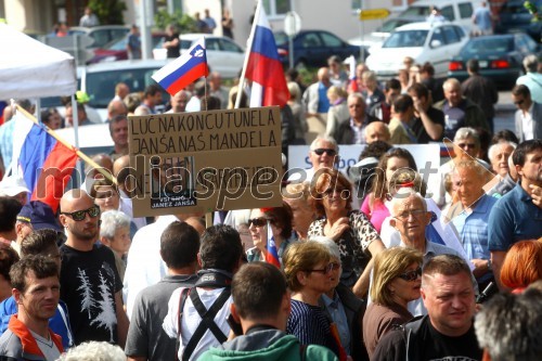 Podporniki Janeza Janše pred zaporom na Dobu