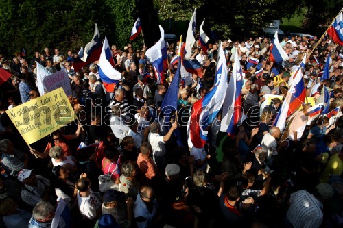 Podporniki Janeza Janše pred zaporom na Dobu