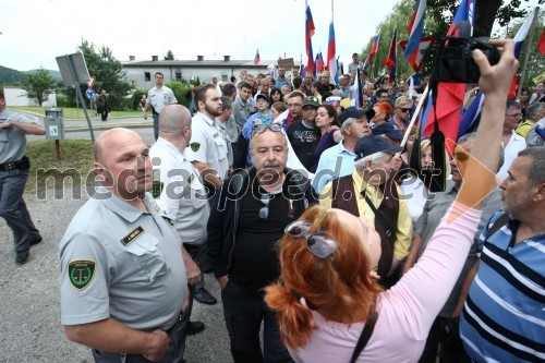 Podporniki Janeza Janše pred zaporom na Dobu