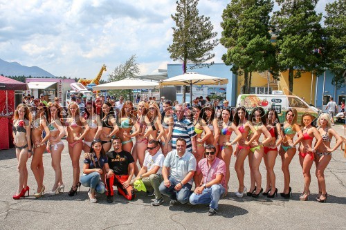 Hangar fest in bikini show