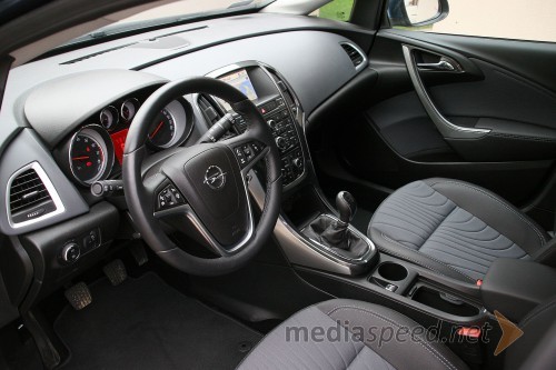 Opel Astra SportsTourer 1.6 SIDI Cosmo, notranjost
