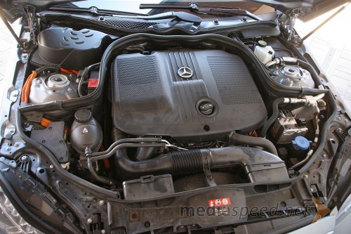 Mercedes-Benz E 300 Bluetec Hybrid, elektromotor je skrit ob turbodizelskem agregatu