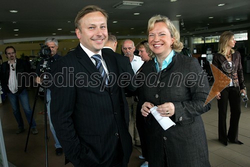 Peter Kukovica, predsednik Atletske zveze Slovenije in Sabrina Pečelin, vodja odnosov z javnostmi pri Porsche Slovenija
