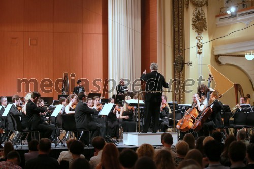 Koncert Mednarodnega orkestra Ljubljana z dirigentom Klausom Arpom