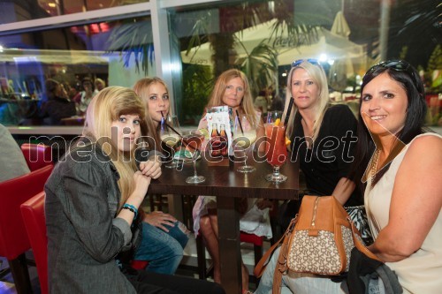 Obiskovalci večera za dame Ladies Night s premiero komedije Vroči posnetki v kinu Cineplexx Kranj