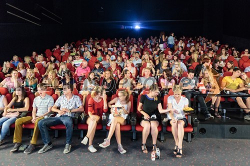 Obiskovalci večera za dame Ladies Night s premiero komedije Vroči posnetki v kinu Cineplexx Kranj