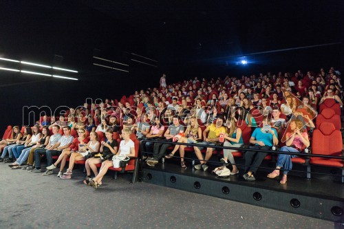 Obiskovalci večera za dame Ladies Night s premiero komedije Vroči posnetki v kinu Cineplexx Kranj.