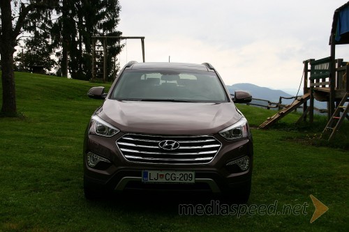 Novi Hyundai Grand Santa Fe, od krajšega Santa Fe-ja se razlikuje po režah na maski, meglenkah in odbijaču