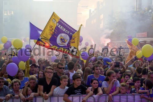 Sprejem nogometašev NK Maribor na trgu Leona Štuklja