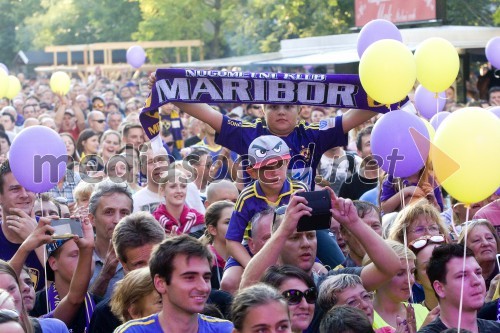 Sprejem nogometašev NK Maribor na trgu Leona Štuklja