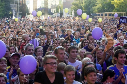 Sprejem nogometašev NK Maribor na trgu Leona Štuklja