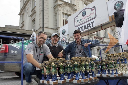 Matjaž Korošak, urednik avtomobilske priloge pri Večeru in nekdanji sovoznik v rallyju ter organizator rallya Škoda Maribor, Tadej Sax, vodja programa BMW pri Avto Malgaj in Andrej Knez, direktor relija