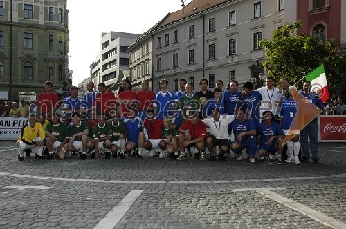 Ekipi politikov, gospodarstvenikov in znanih Slovencev ter nogometni reprezentanci brezdomcev Slovenije in Italije