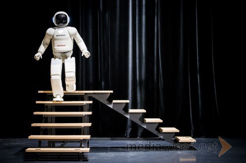 All-New ASIMO, najnovejša generacija Hondinega humanoidnega robota, premierno v Sloveniji