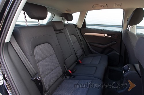 Audi Q5 2.0 TDI Clean Diesel Quattro Bussines Plus, dovolj prostora za kolena in višino glave treh potnikov