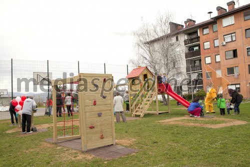 Otroci Triglava na novem igrišču v Novem mestu