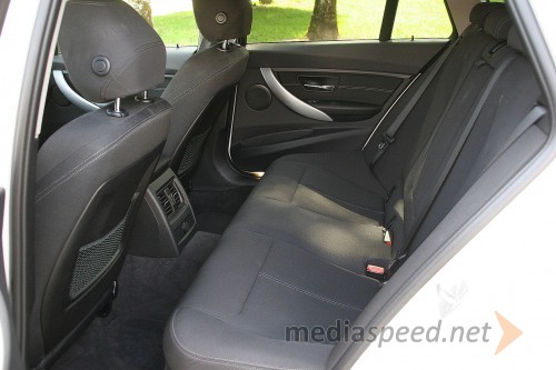 BMW 318d Touring SportLine, zadnja klop je prostorna in udobna predvsem za dva potnika