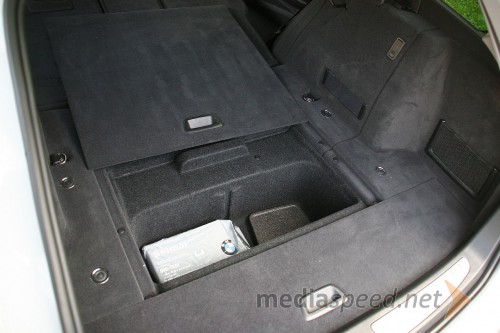 BMW 318d Touring SportLine, v dno prtljažnika lahko skrijete drobnarije