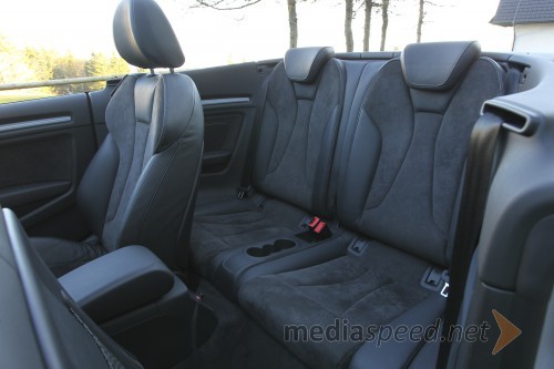 Audi A3 Cabriolet 1.4 TFSI Ambition, zadaj se lahko sedi, če sprednja sedeža precej pomaknemo naprej