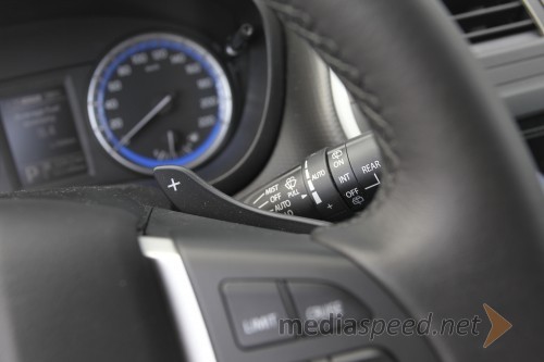 Suzuki SX4 S-Cross 1.6 CVT All Grip 4WD Elegance, ročno pretikanje CVT menjalnika ob volanu