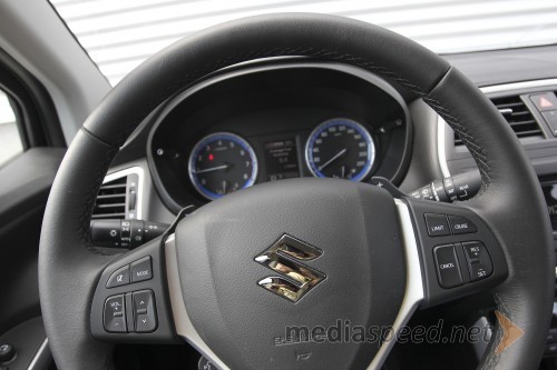 Suzuki SX4 S-Cross 1.6 CVT All Grip 4WD Elegance, veliko lahko voznik opravi že na volanu