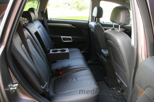 Opel Antara 2.2 CDTi AWD Cosmo, zadaj je prostora za tri odrasle