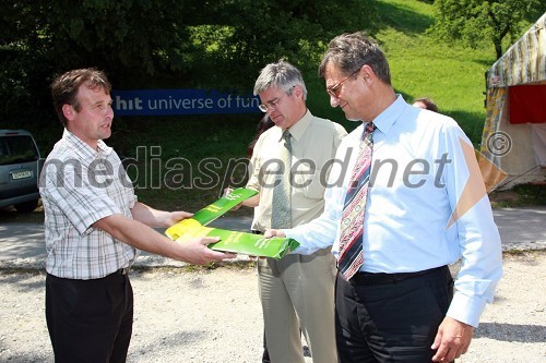 Borut Gostenčnik, mobilni bančni svetovalec Raiffeisen Krekove banke, Samo Hribar Milič, generalni direktor GZS in Zdenko Pavček, predsednik GZS