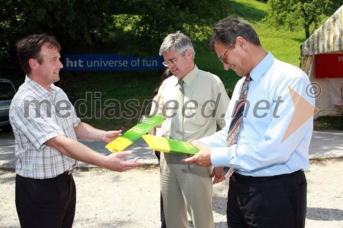 Borut Gostenčnik, mobilni bančni svetovalec Raiffeisen Krekove banke, Samo Hribar Milič, generalni direktor GZS in Zdenko Pavček, predsednik GZS