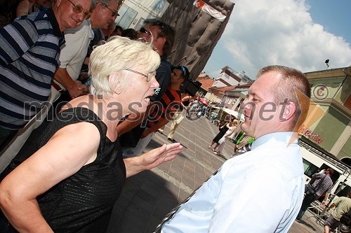 Franc Kangler, mariborski župan v pogovoru z občanko