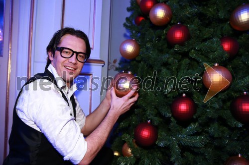 Boštjan Klun krasi božično drevo