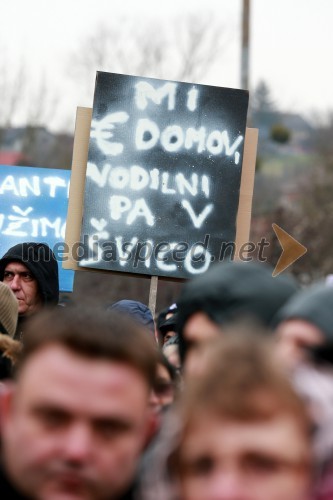 Protesti proti dodatni obdavčitvi delavcev migrantov